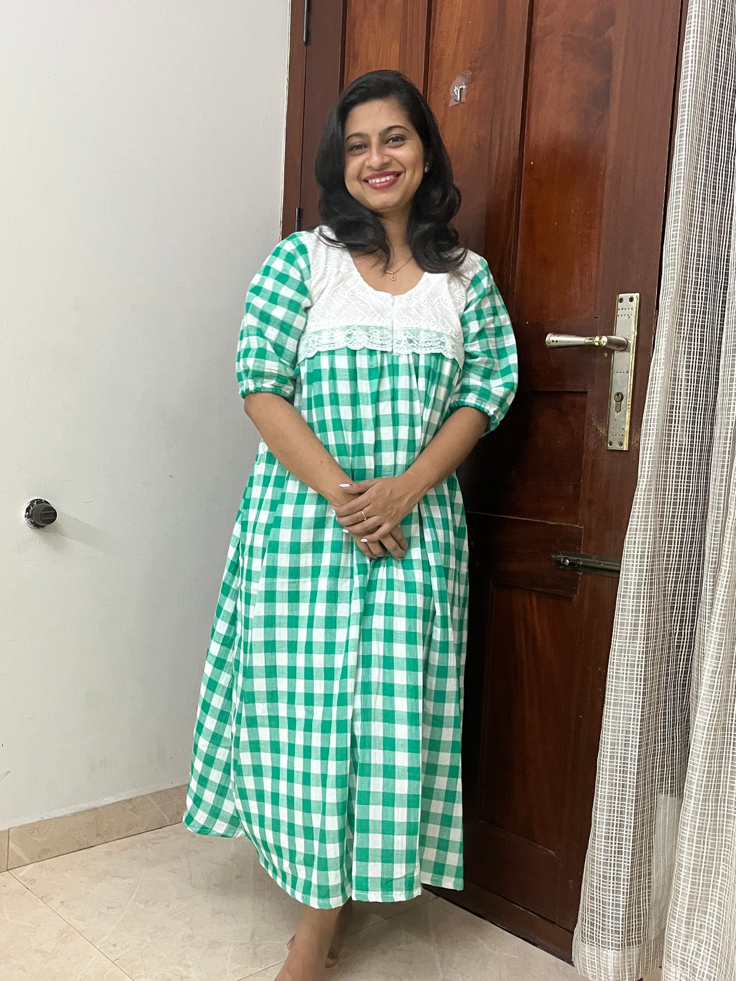 DS98 Double gauze muslin green checks - Hakoba yoke dress with lace detail